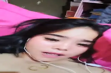 Aksi Mandiri Earphone Putih, Cewek Indo Viral Panas