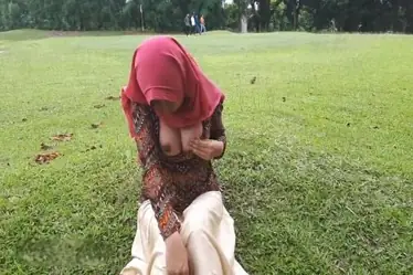 Nekat Buka Bukaan Depan Umum Hijabers Berani